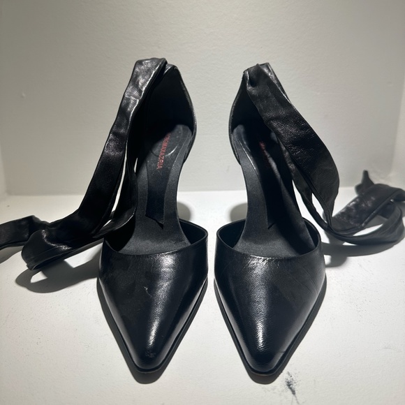 BCBG MAXAZRIA Heels in Black - Picture 1 of 9